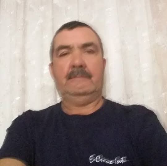 ÇANAKKALE’DE YOL ÇÖKTÜ, TOMRUK YÜKLÜ KAMYON DEVRİLDİ: 1 ÖLÜ, 1 YARALI