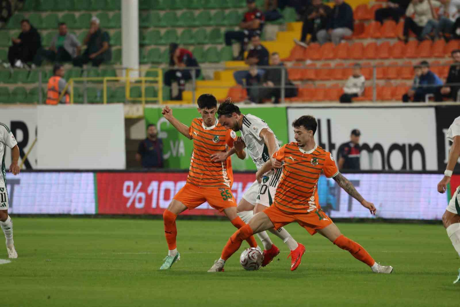 TRENDYOL SÜPER LİG: CORENDON ALANYASPOR: 0 - KOCAELİSPOR: 2 (İLK YARI)