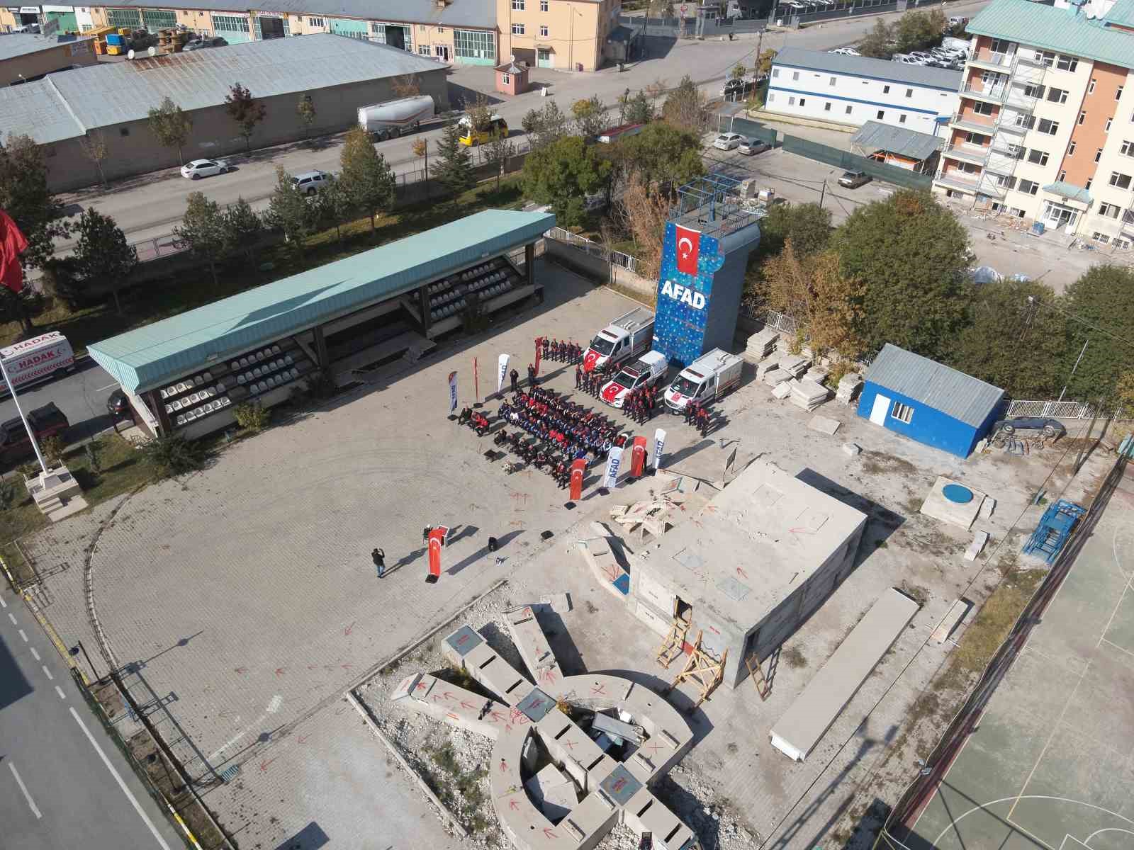 VAN’DA 23 EKİM DEPREMİ’NİN 15. YILINDA HAYATINI KAYBEDENLER ANILDI