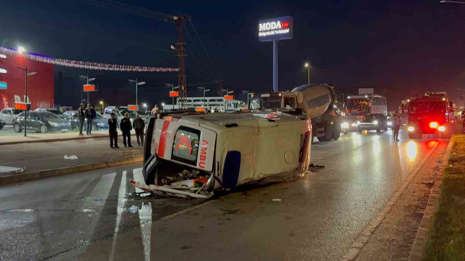 ÇORUM’DA AMBULANS İLE OTOMOBİL ÇARPIŞTI: 6 YARALI