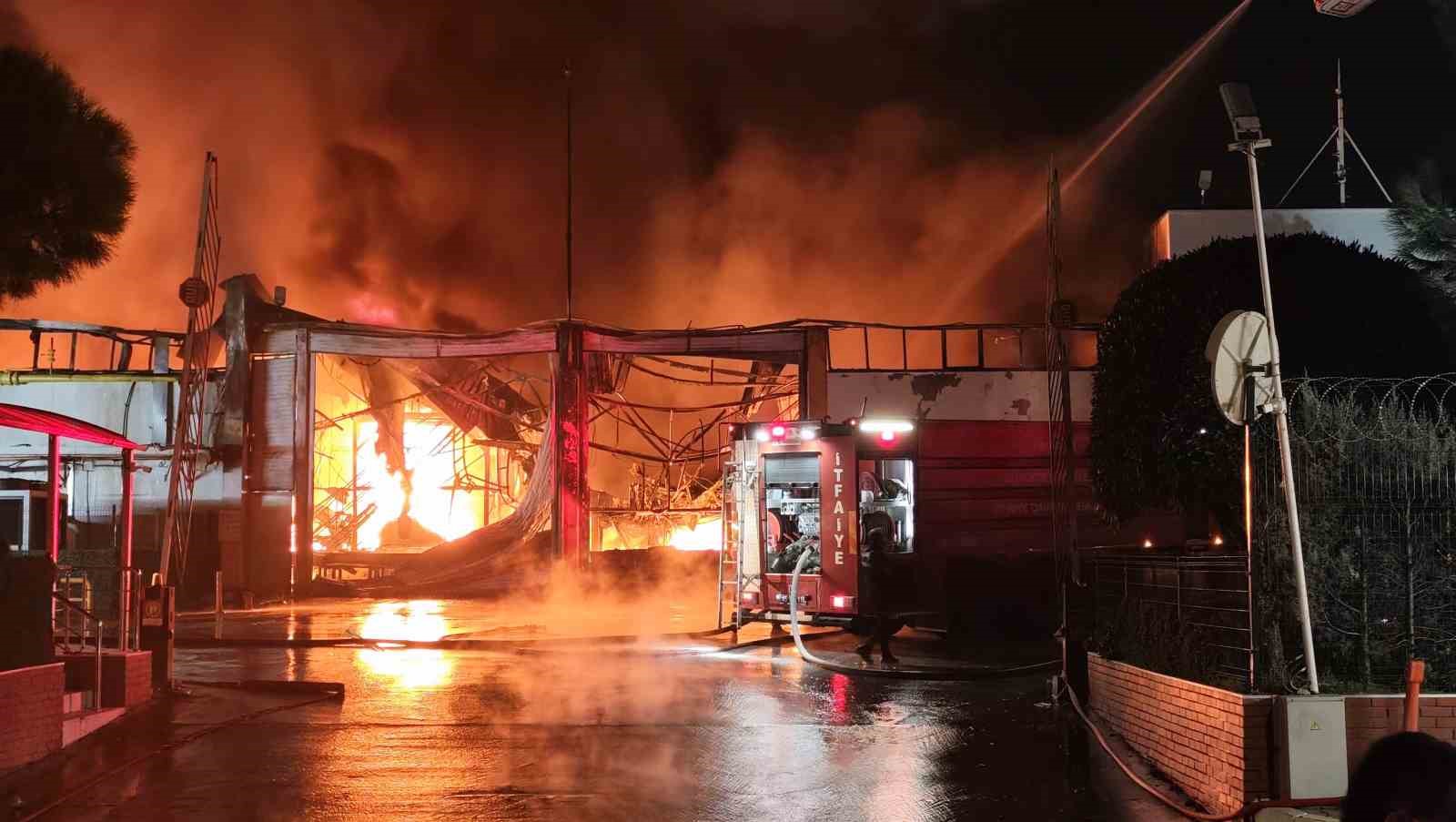 MANİSA’DA İNCİ AKÜ FARİKASINDA YANGIN
