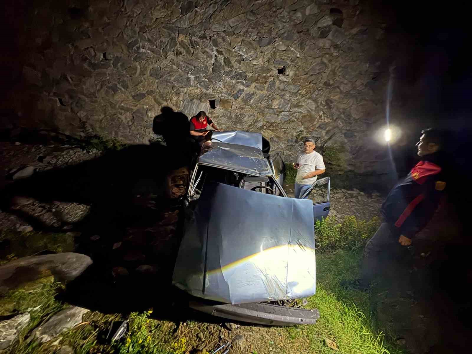 OSMANİYE’DE OTOMOBİL KÖPRÜDEN UÇTU: 1 YARALI