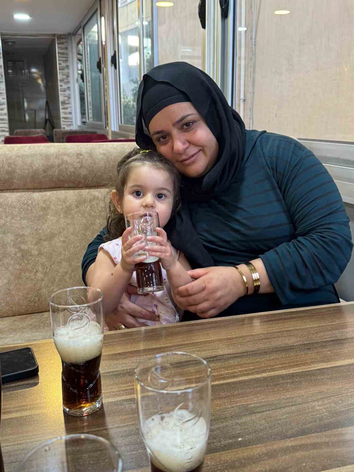 OTOMOBİL YAYALARA ÇARPTI: ANNE VE 4 YAŞINDAKİ KIZI HAYATINI KAYBETTİ