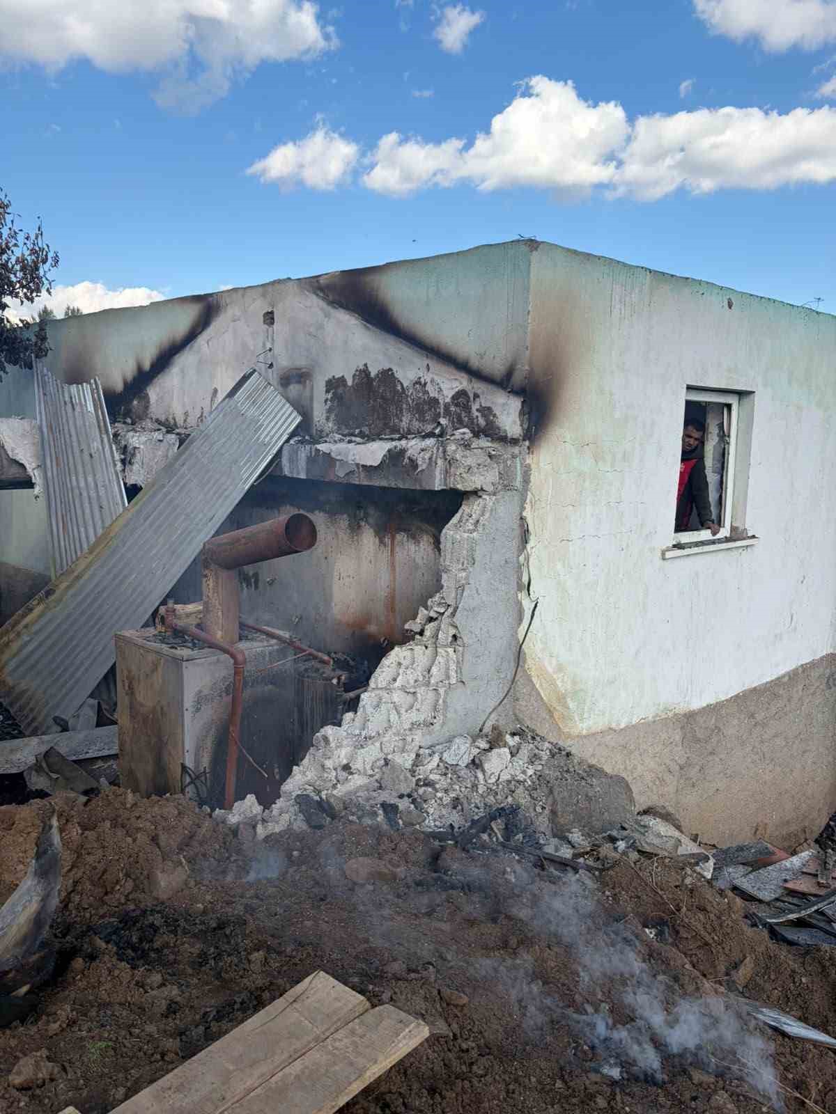 VARTO’DA ÇIKAN YANGINDA 5 BÜYÜKBAŞ HAYVAN TELEF OLDU, EVİN ÇATISI YANDI