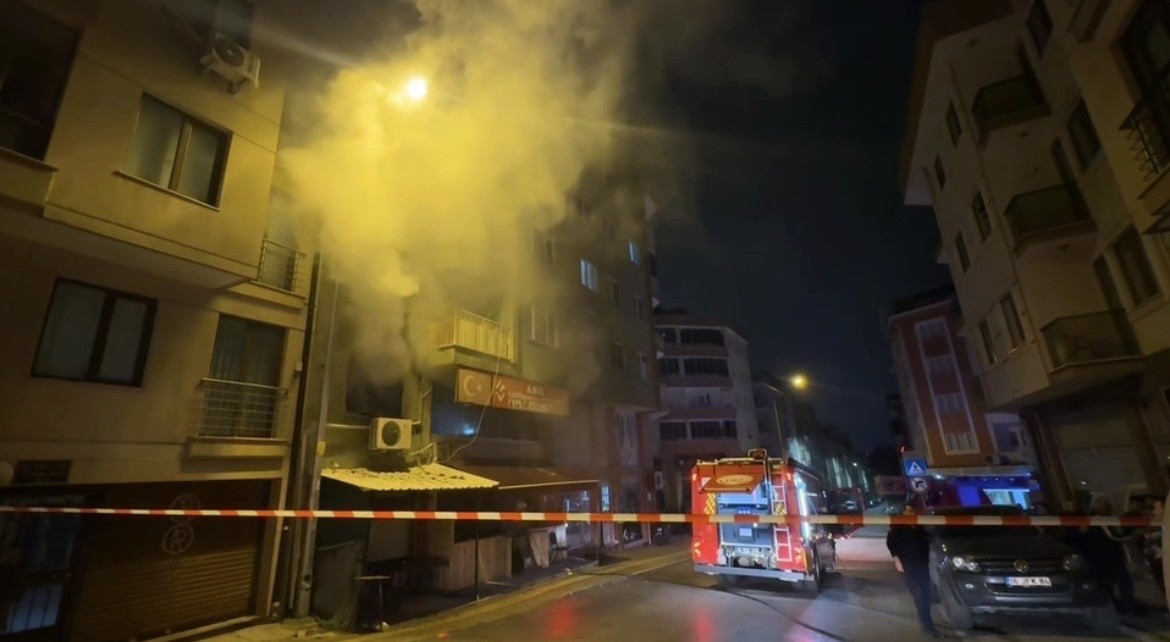 KIRAATHANEDE GECE YARISI ÇIKAN YANGIN KORKUTTU