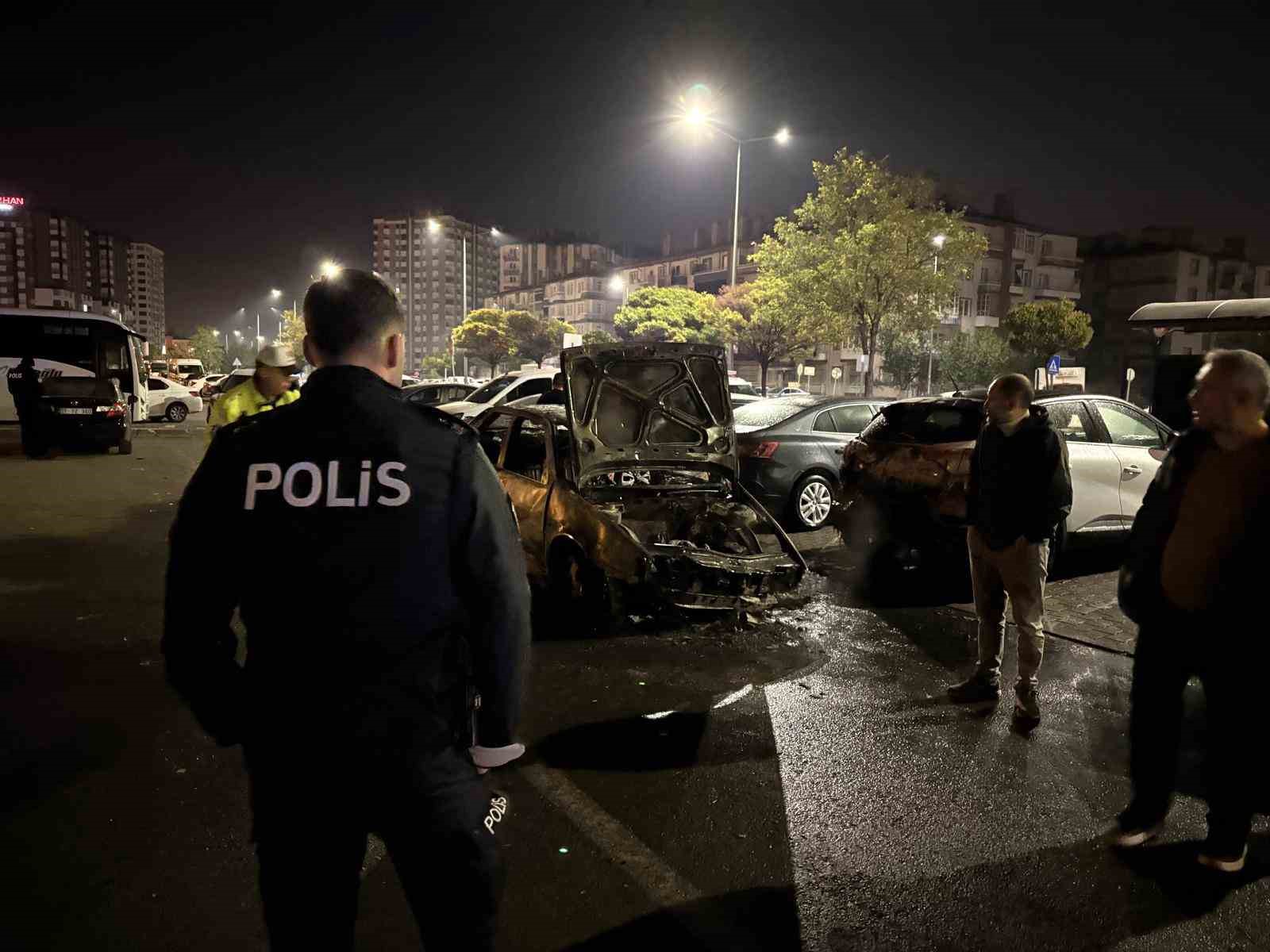 KAYSERİ’DE KAZA YAPAN OTOMOBİL ALEV ALDI, PARK HALİNDEKİ 3 ARAÇ ZARAR GÖRDÜ: 1 YARALI