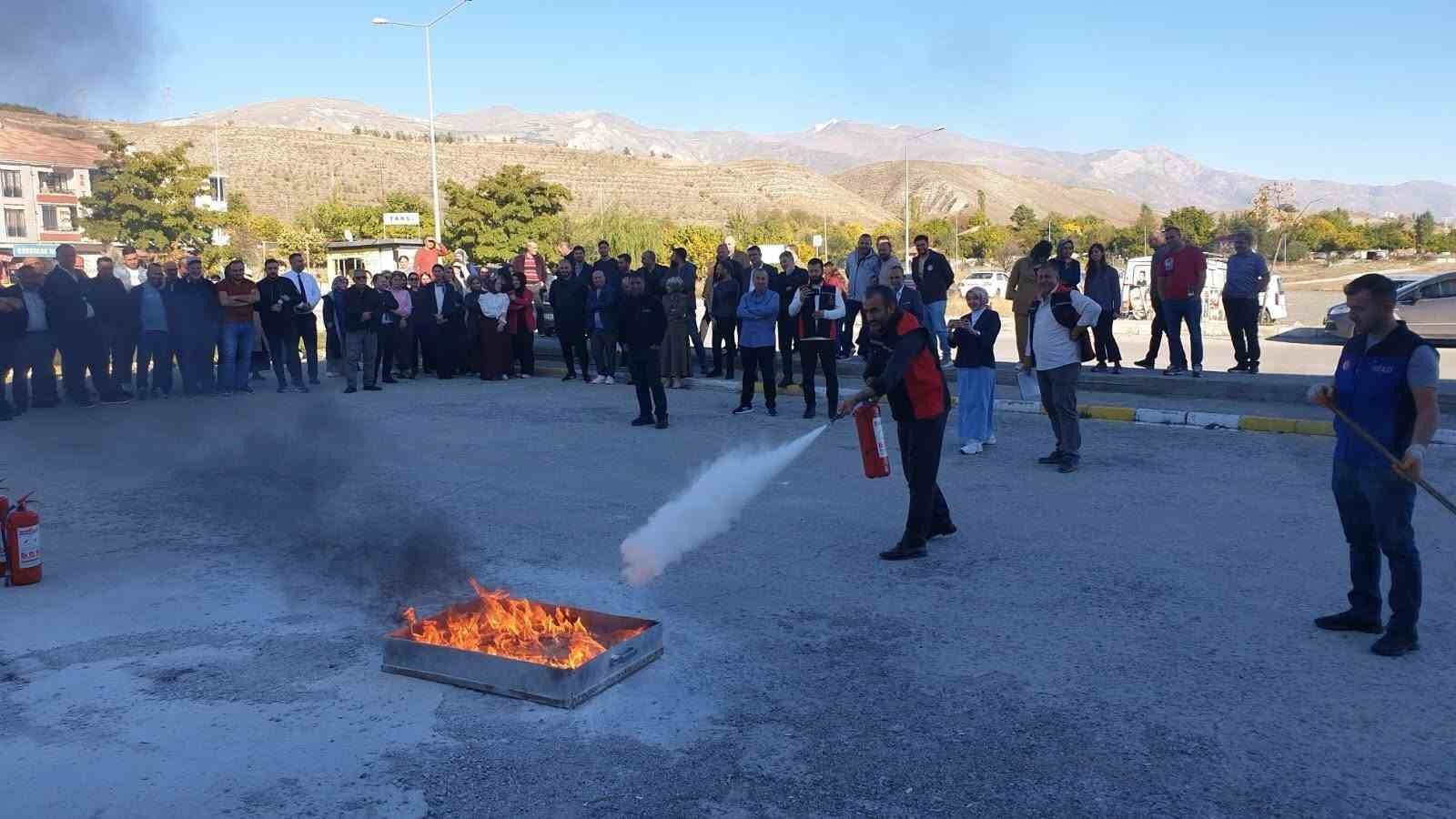 ERZİNCAN İL SAĞLIK MÜDÜRLÜĞÜ PERSONELİNE YANGIN SÖNDÜRME TATBİKATI
