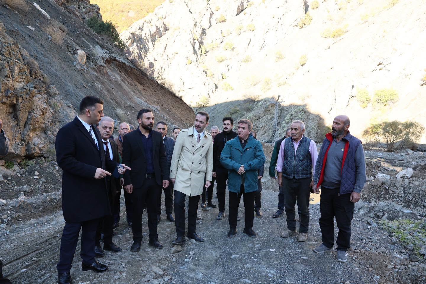 ERZİNCAN’DA YAĞIŞTAN ZARAR GÖREN KÖY YOLLARI VE ALTYAPI İÇİN ÇALIŞMA YÜRÜTÜLÜYOR