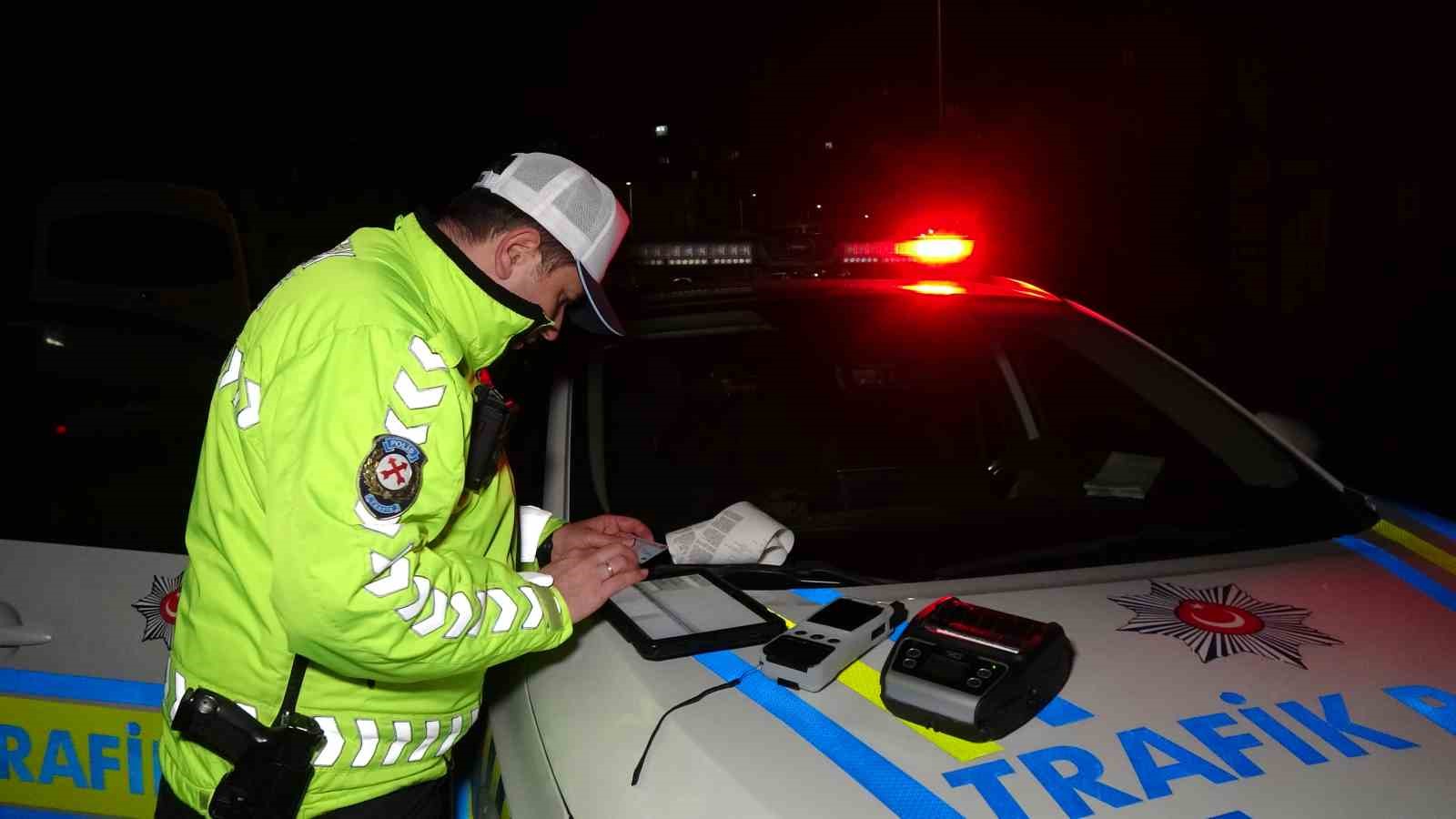 POLİSİN "DUR" İHTARINA UYMADI, KAÇARKEN BİR MOTORSİKLETE ÇARPTI, YAKALANDIĞINDA 0,83 PROMİL ALKOLLÜ ÇIKTI, 265 BİN LİRA CEZA YEDİ