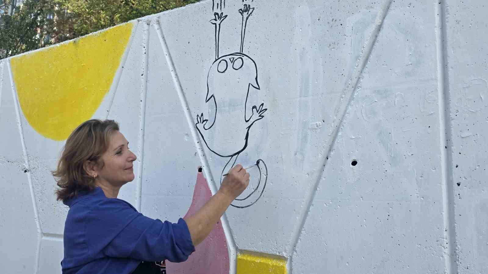 BANDIRMA’DA DUVARLAR SANATLA RENKLENDİ, VECİHİBEY CADDESİ ÇİÇEK AÇIYOR