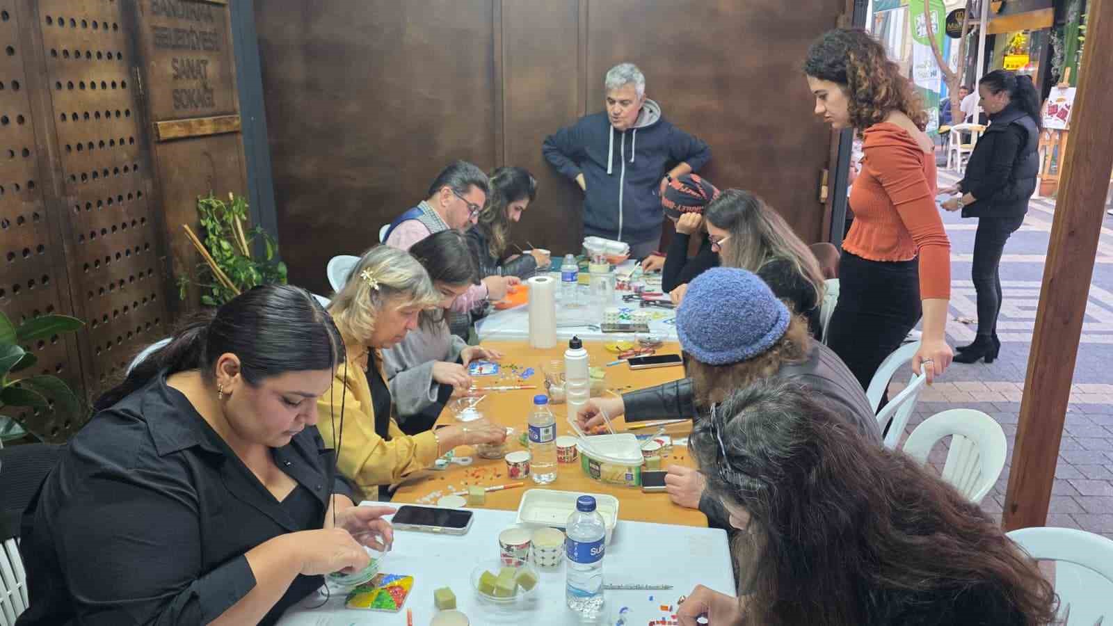 BANDIRMA’DA CAM MOZAİK VE VİTRAY ATÖLYE ÇALIŞMASI DÜZENLENDİ