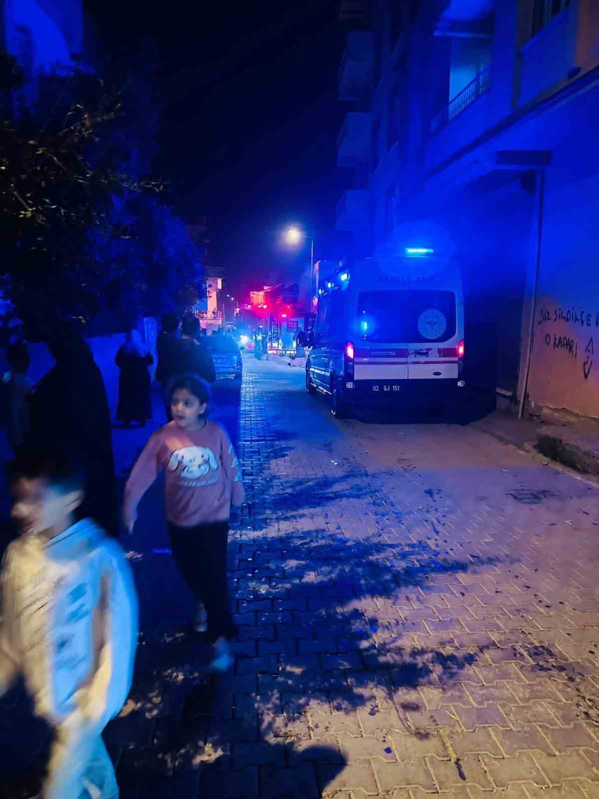 EVDE ÇIKAN YANGIN PANİĞE NEDEN OLDU