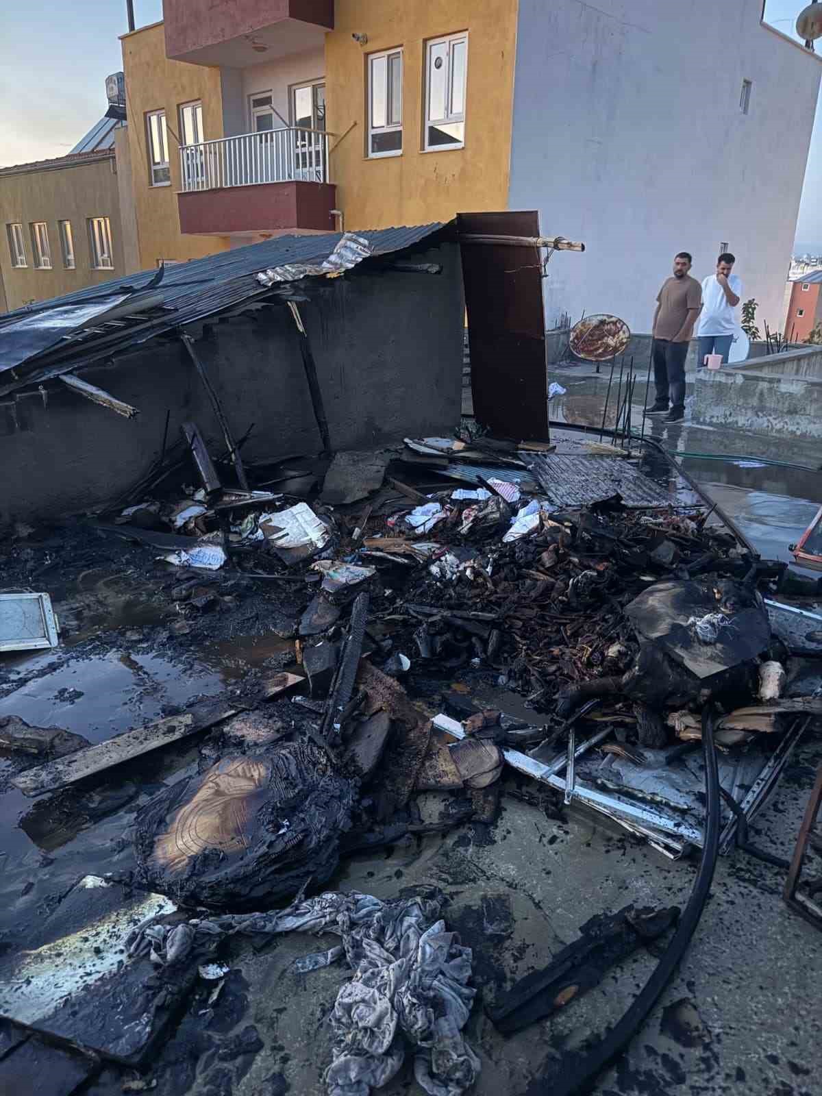 EVİN ÇATISINDA ÇIKAN YANGIN KORKUTTU