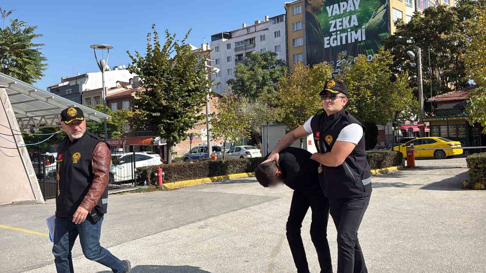ESKİŞEHİR’DE ZORLA TESPİH SATIP PARA ALAN ŞÜPHELİ ANKARA’DA YAKALANARAK ADLİYEYE SEVK EDİLDİ