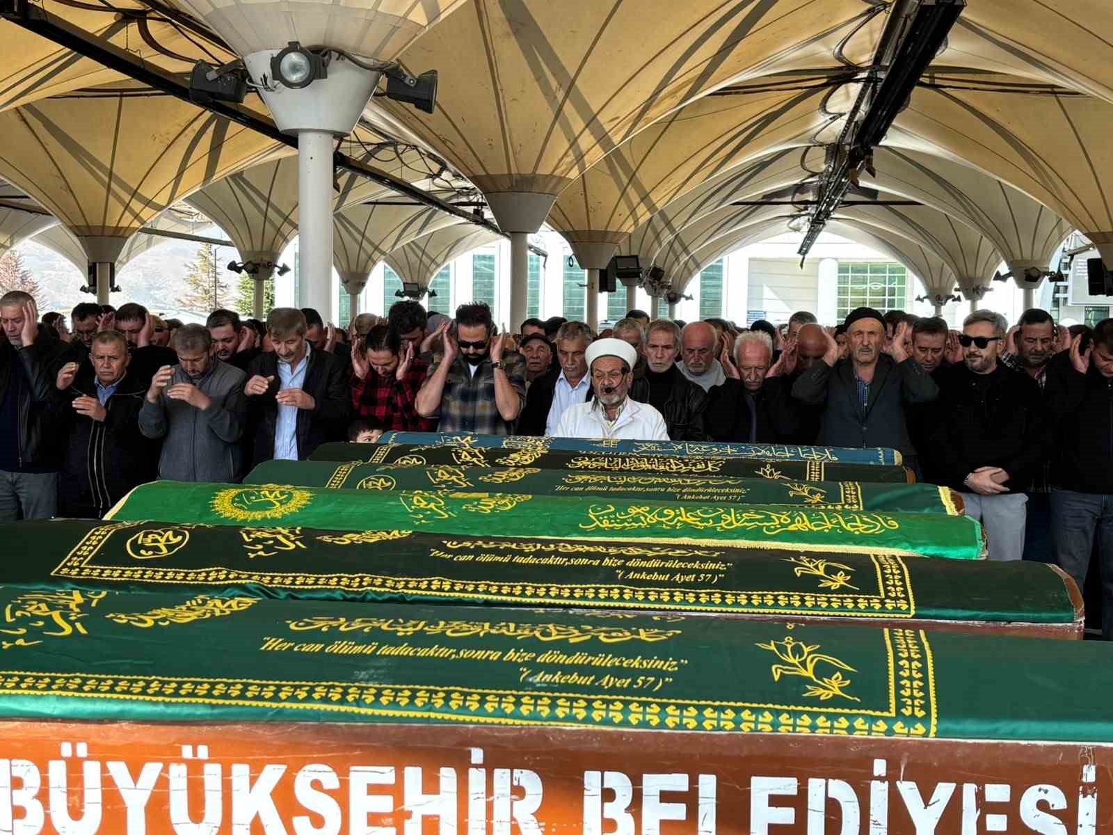 ANKARA’DA ELEKTRİK TRAFOSUNA GİRMESİ NEDENİYLE HAYATINI KAYBEDEN ADAM SON YOLCULUĞUNA UĞURLANDI