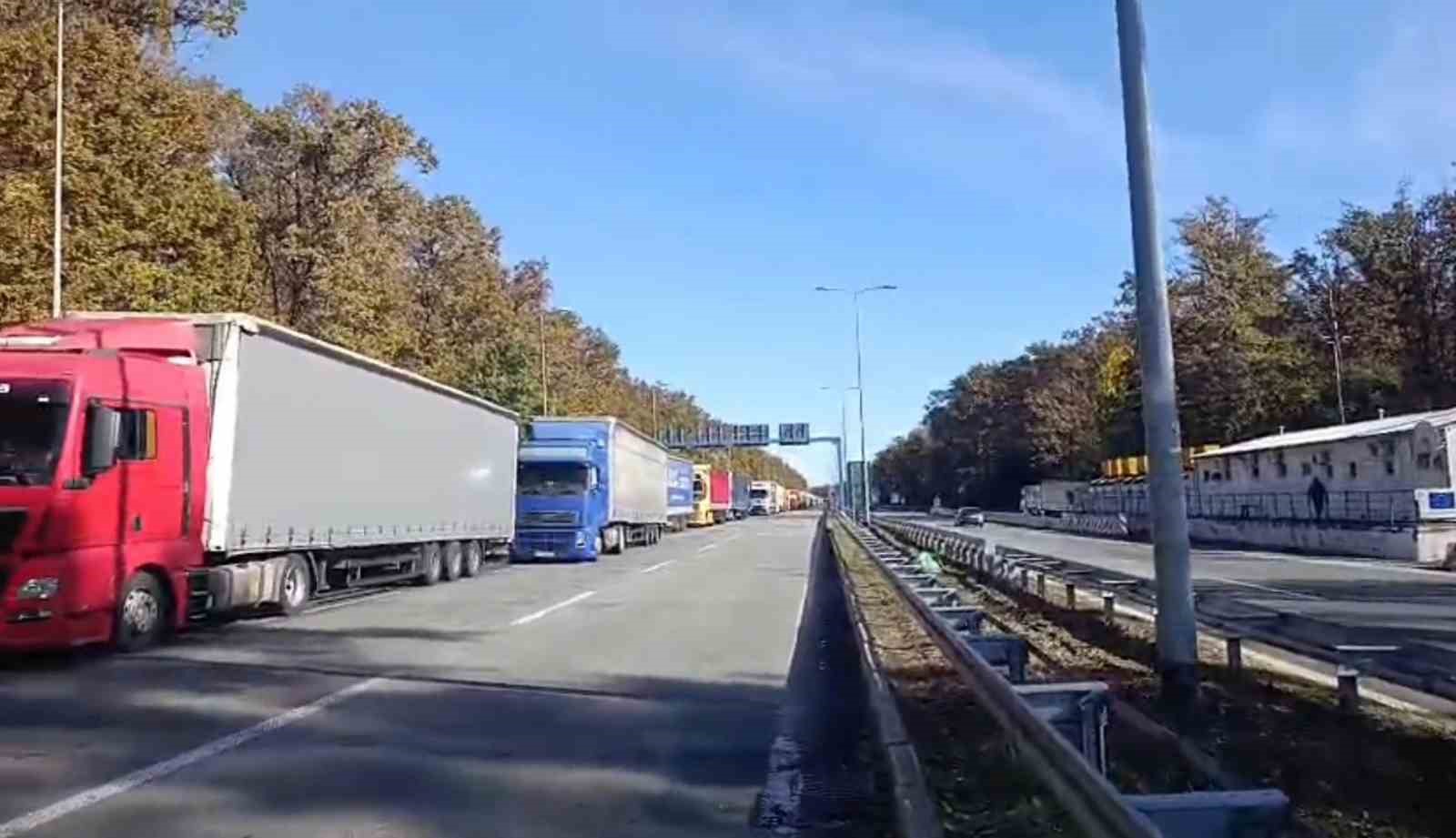 BATROVÇİ SINIR KAPISI’NDA TIR KUYRUĞU 15 KİLOMETREYE ULAŞTI