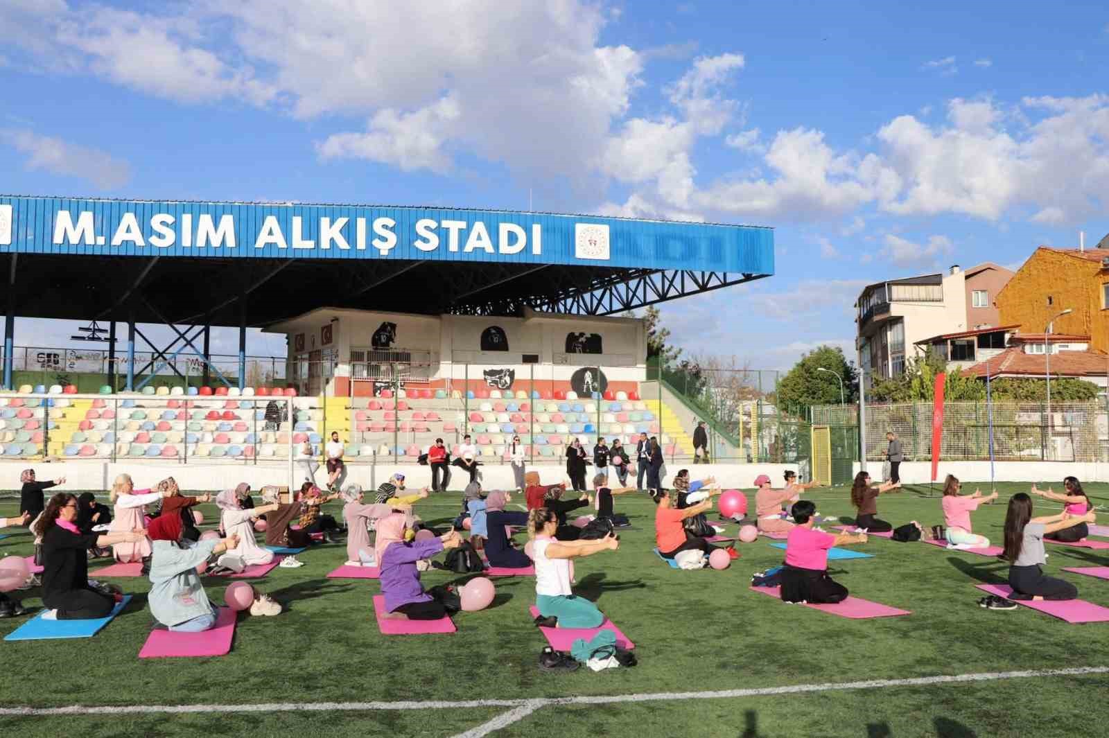 KÜTAHYA’DA "PEMBE PİLATES" ETKİNLİĞİYLE MEME KANSERİNDE ERKEN TANIYA DİKKAT ÇEKİLDİ