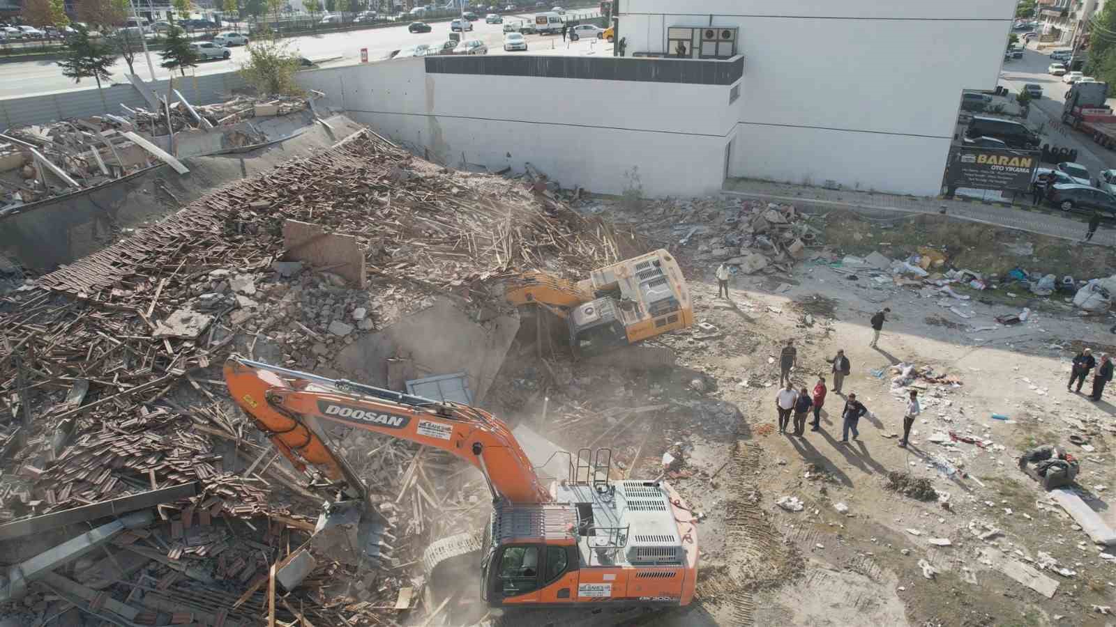 KONTROLLÜ YIKIM SIRASINDA KEPÇE MOLOZLARIN ALTINDA KALDI