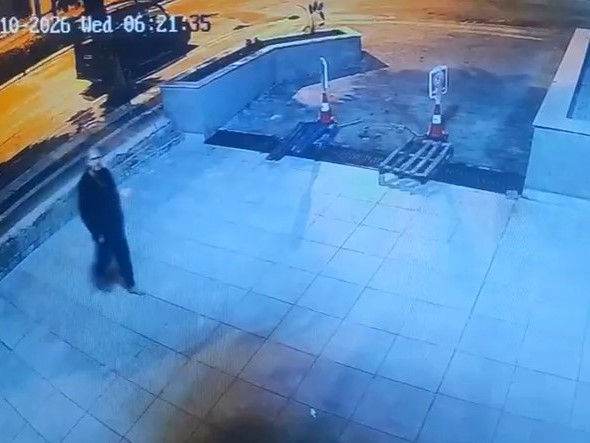 SON KEZ OTOMOBİLİ PARK EDİP AYAKKABISIZ HALDE YÜRÜRKEN GÖRÜNTÜLENDİ, 4 GÜNDÜR HABER ALINAMIYOR