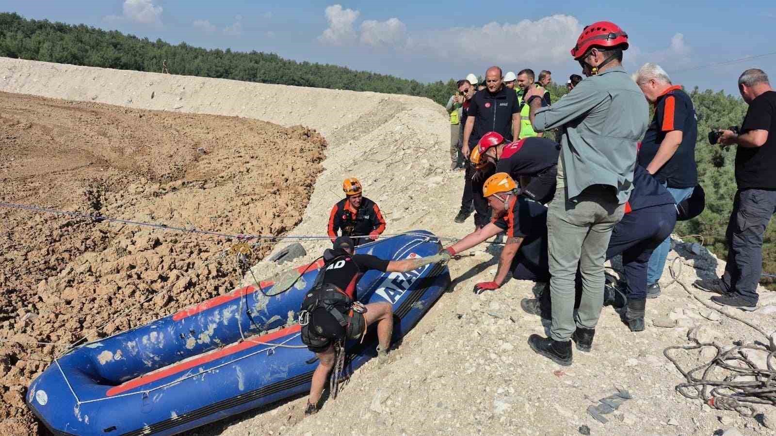 ÇAMUR DEPOLAMA ALANINA DÜŞEN KÖPEK KURTARILDI