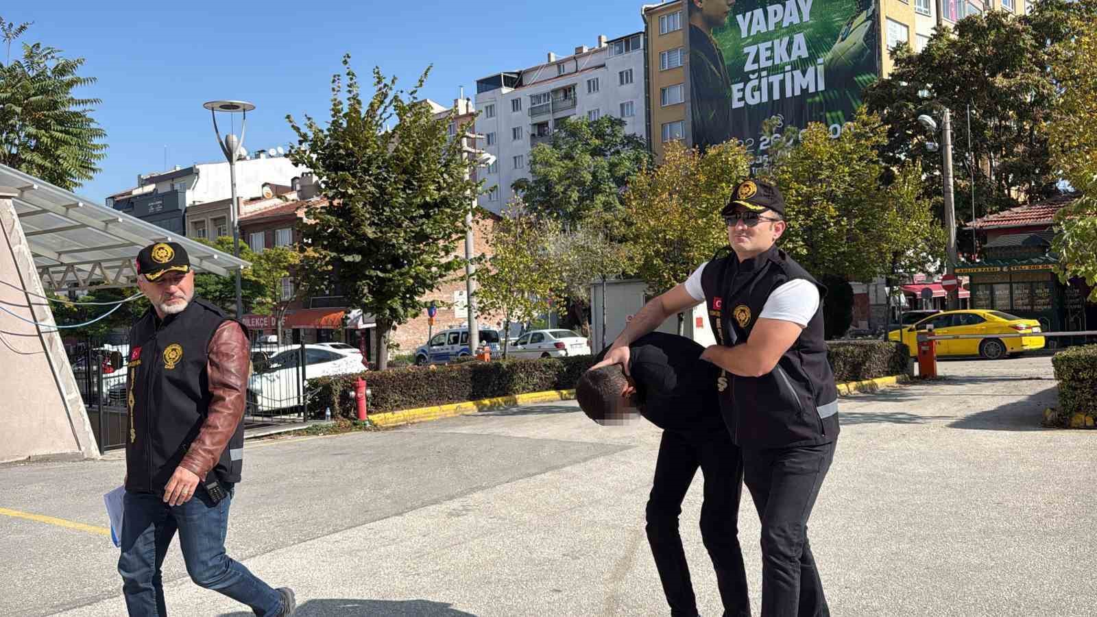 ESKİŞEHİR’DE ÖĞRENCİYE ZORLA TESPİH SATAN ŞÜPHELİYE EV HAPSİ