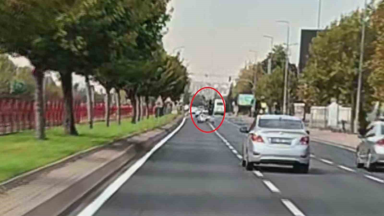OTOMOBİLLE ÇARPIŞAN MOTOSİKLET SÜRÜCÜSÜ HAVAYA SAVRULDU: 1 YARALI