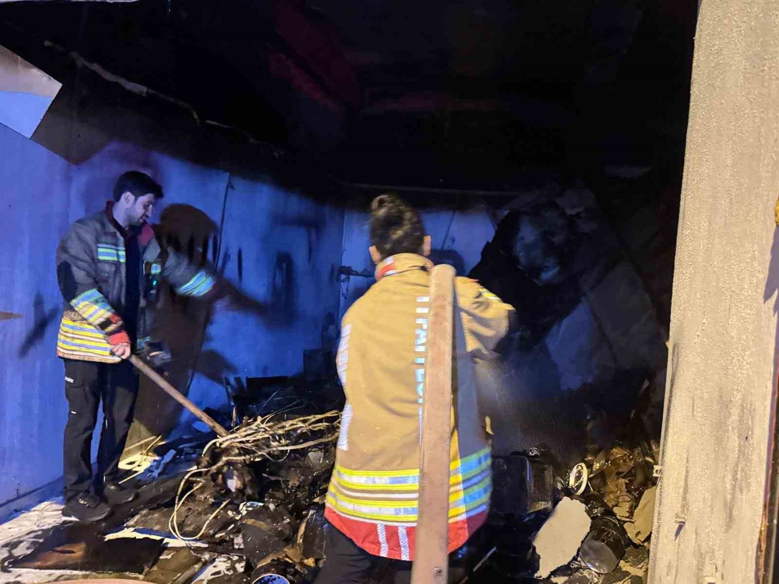 CİZRE’DE KAPORTA DÜKKANINDA YANGIN: 4 ARAÇ KÜLE DÖNDÜ