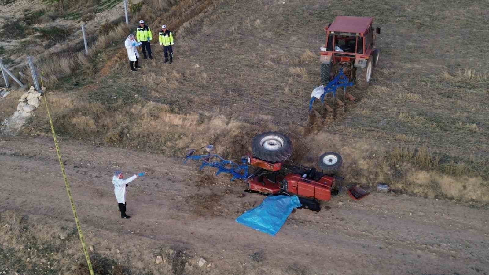 KARAMAN’DA DEVRİLEN TRAKTÖRÜN ALTINDA KALAN SÜRÜCÜ HAYATINI KAYBETTİ