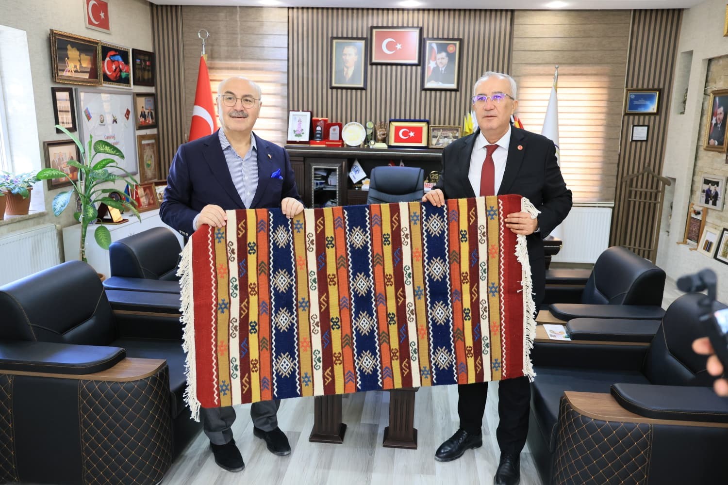 VALİ KÖŞGER’DEN ÇAMELİ BELEDİYESİNE ZİYARET