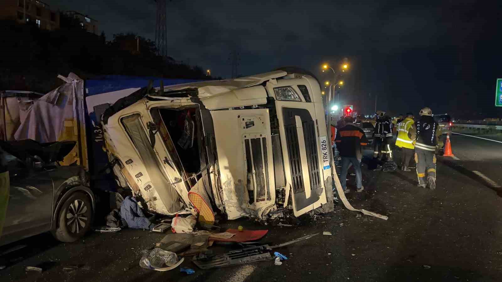 TEM’DE FECİ ÖLÜM: KULLANDIĞI TIRIN ALTINDA KALAN SÜRÜCÜ HAYATINI KAYBETTİ, 2 YARALI