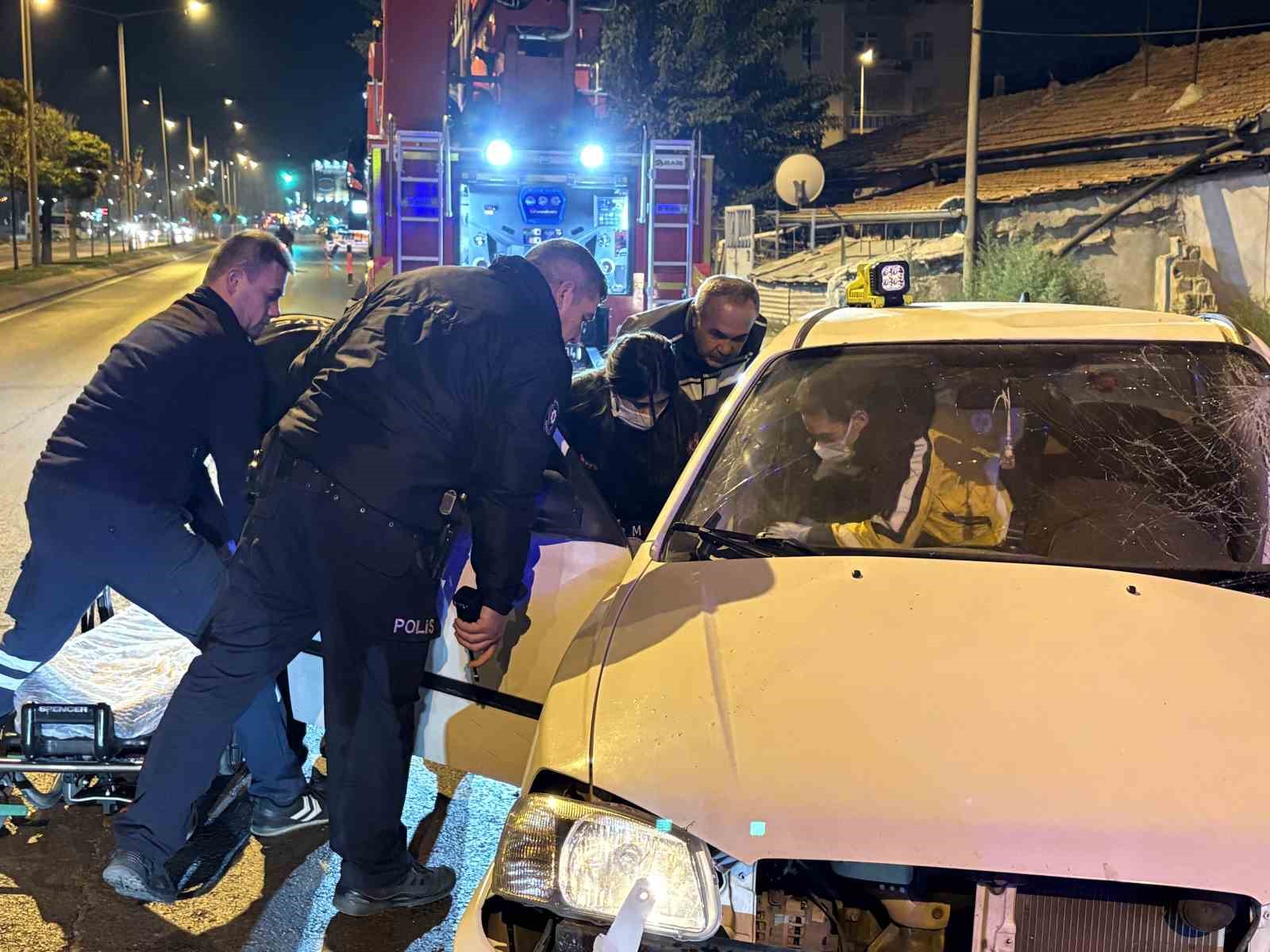 AĞACA ÇARPAN OTOMOBİLDE SIKIŞAN SÜRÜCÜYÜ İTFAİYE EKİPLERİ KURTARDI: 1 YARALI