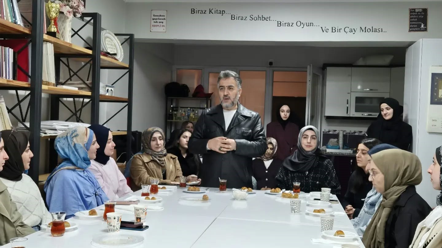 BAYBURT’TA ÜNİVERSİTE ÖĞRENCİLERİYLE HADİS SOHBETİ YAPILDI