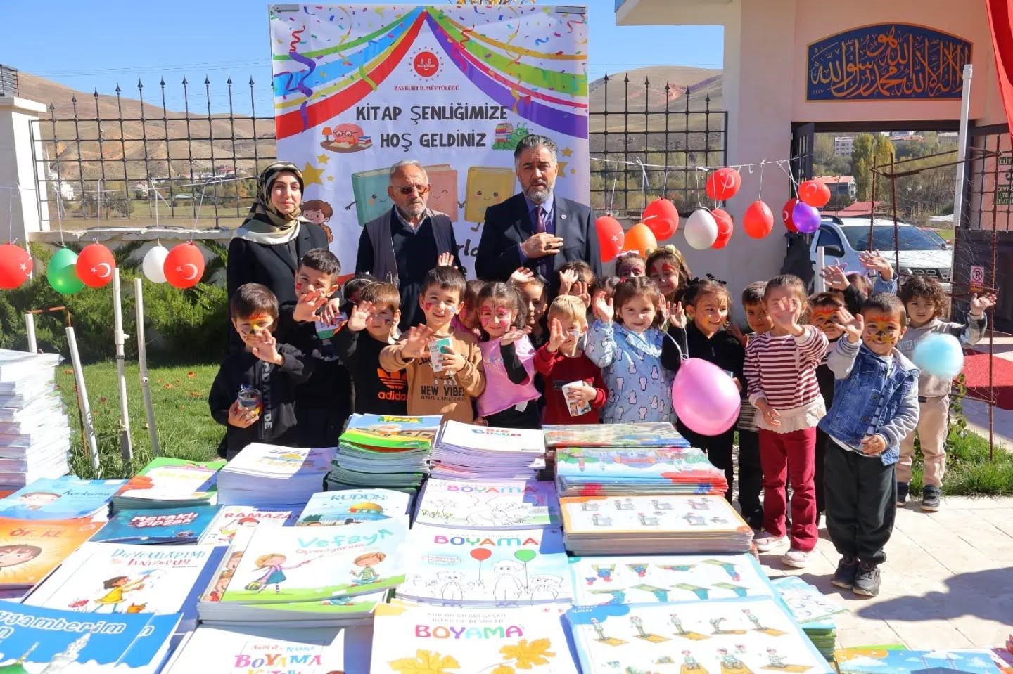 BAYBURT’TA MİNİK ÖĞRENCİLER KUMBARALARINDAKİ HARÇLIKLARLA KİTAP ALDI