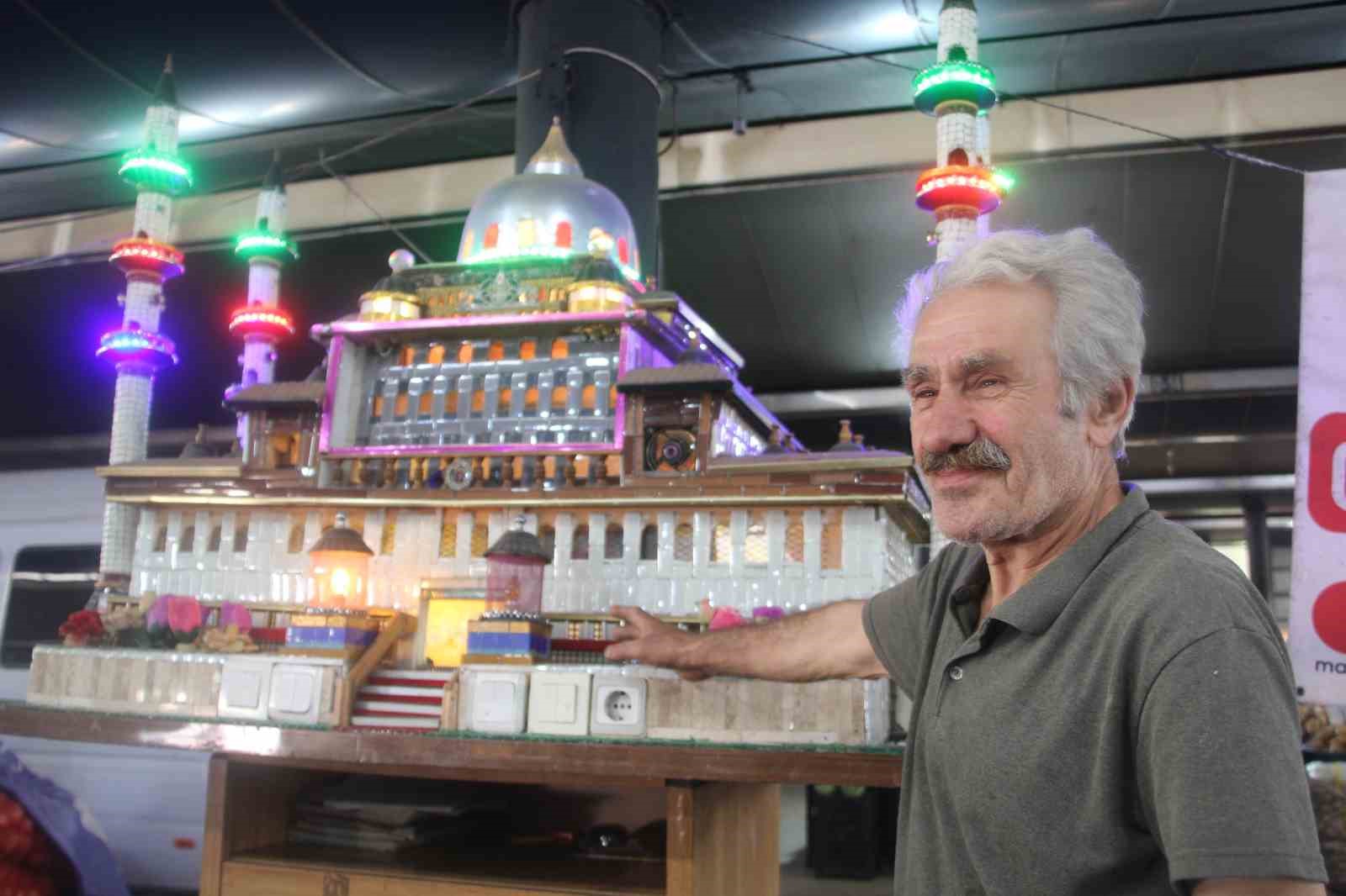 HOBİ AMACIYLA BAŞLADI, 400 KİLOLUK CAMİ MAKETİ YAPTI