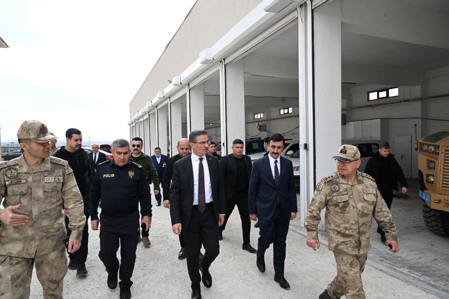 VALİ AYDIN BARUŞ’TAN KARAYAZI’YA ÇIKARTMA: ÇALIŞMALARI YERİNDE İNCELEDİ