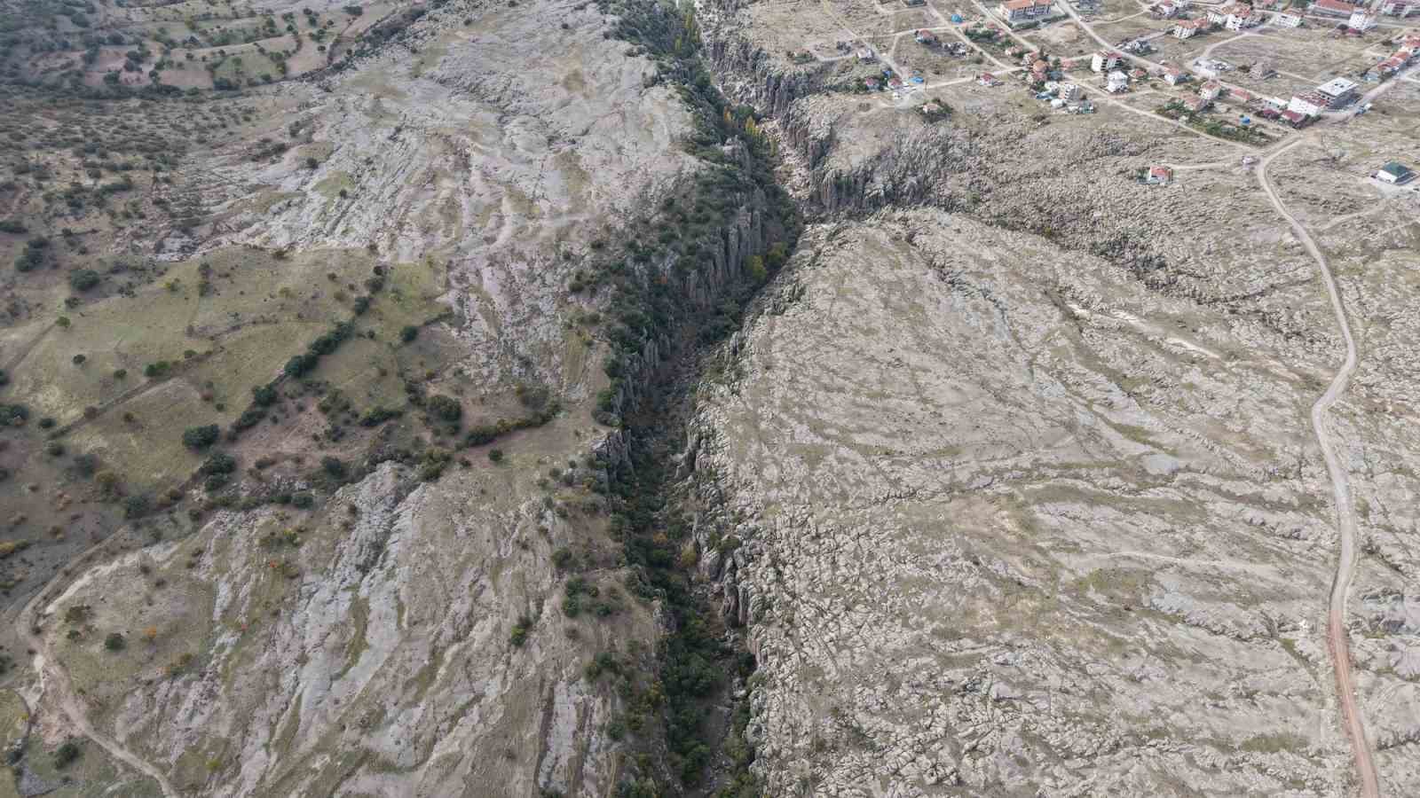 AKSARAY’IN MANASTIR VADİSİ KAYADAN OYMA EVLERİ VE DOĞAL GÜZELLİKLERİYLE İLGİ ÇEKİYOR