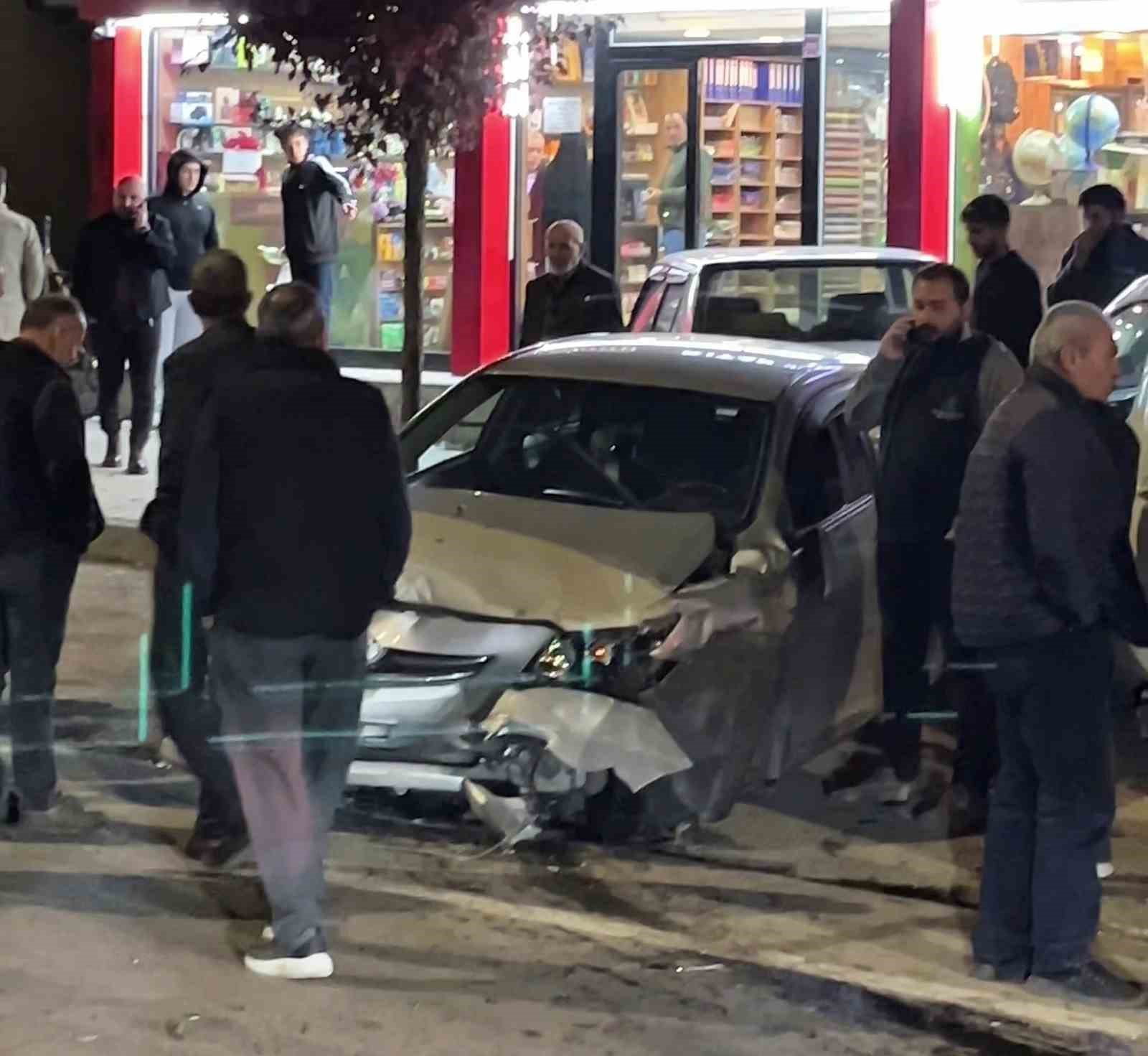 ERZURUM’DA OTOMOBİLİN DİREKSİYONU KİLİTLENDİ, 3 ARAÇ BİRBİRİNE GİRDİ: 1 YARALI