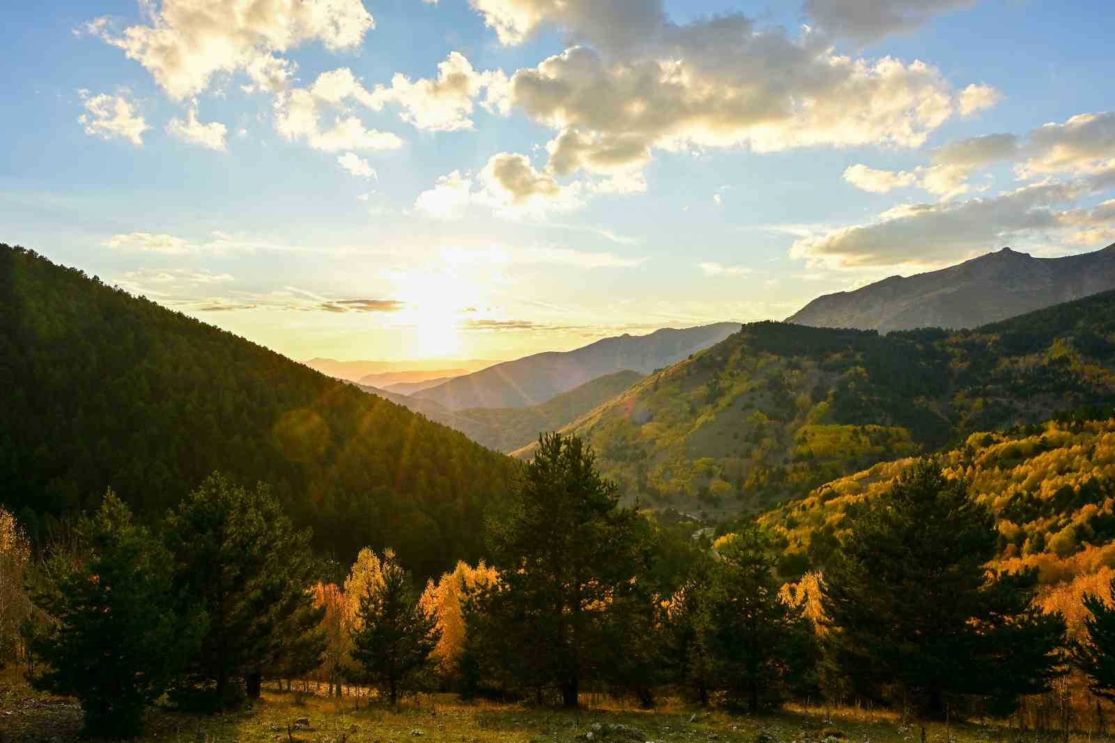 GÜMÜŞHANE’DE SARIDAN KIZILA MEST EDEN MANZARALAR