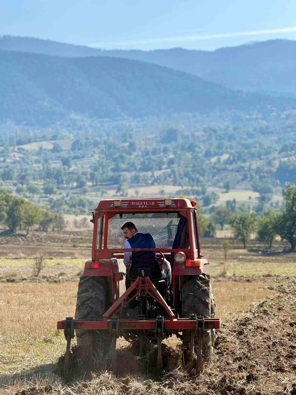 HAMAMÖZÜ KAYMAKAMI ARSLAN TRAKTÖRLE TARLA SÜRDÜ
