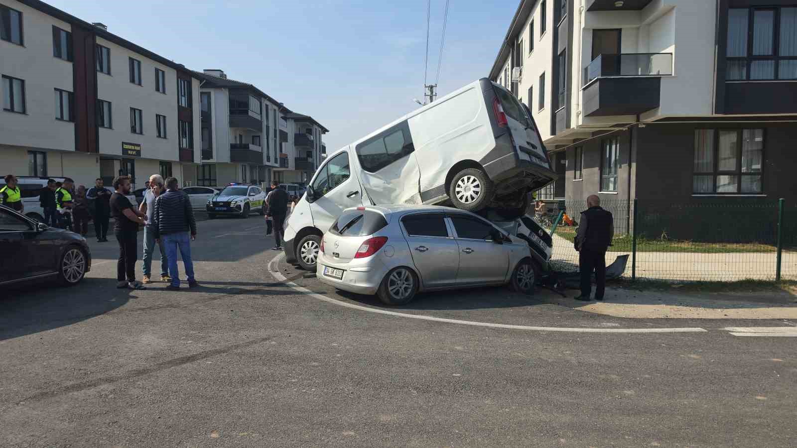 OTOMOBİLİN ÇARPTIĞI MİNİBÜS PARK HALİNDEKİ ARACIN ÜZERİNE ÇIKTI: 3 YARALI