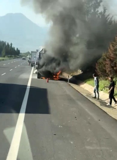 OSMANİYE’DE YEM YÜKLÜ TIR ALEV ALDI, İTFAİYE EKİPLERİ SÖNDÜRDÜ