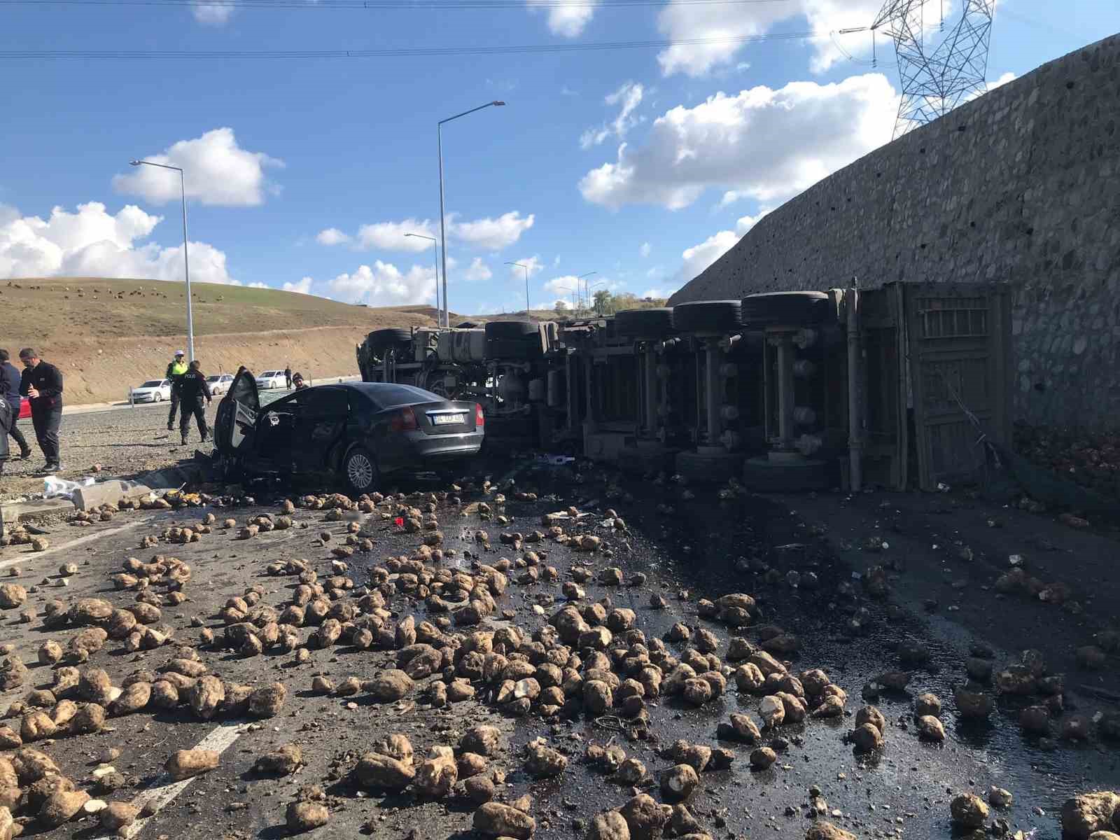 AĞRI’DA TIR VE OTOMOBİLİN ÇARPIŞTI FECİ KAZADA 4 KİŞİ ÖLDÜ