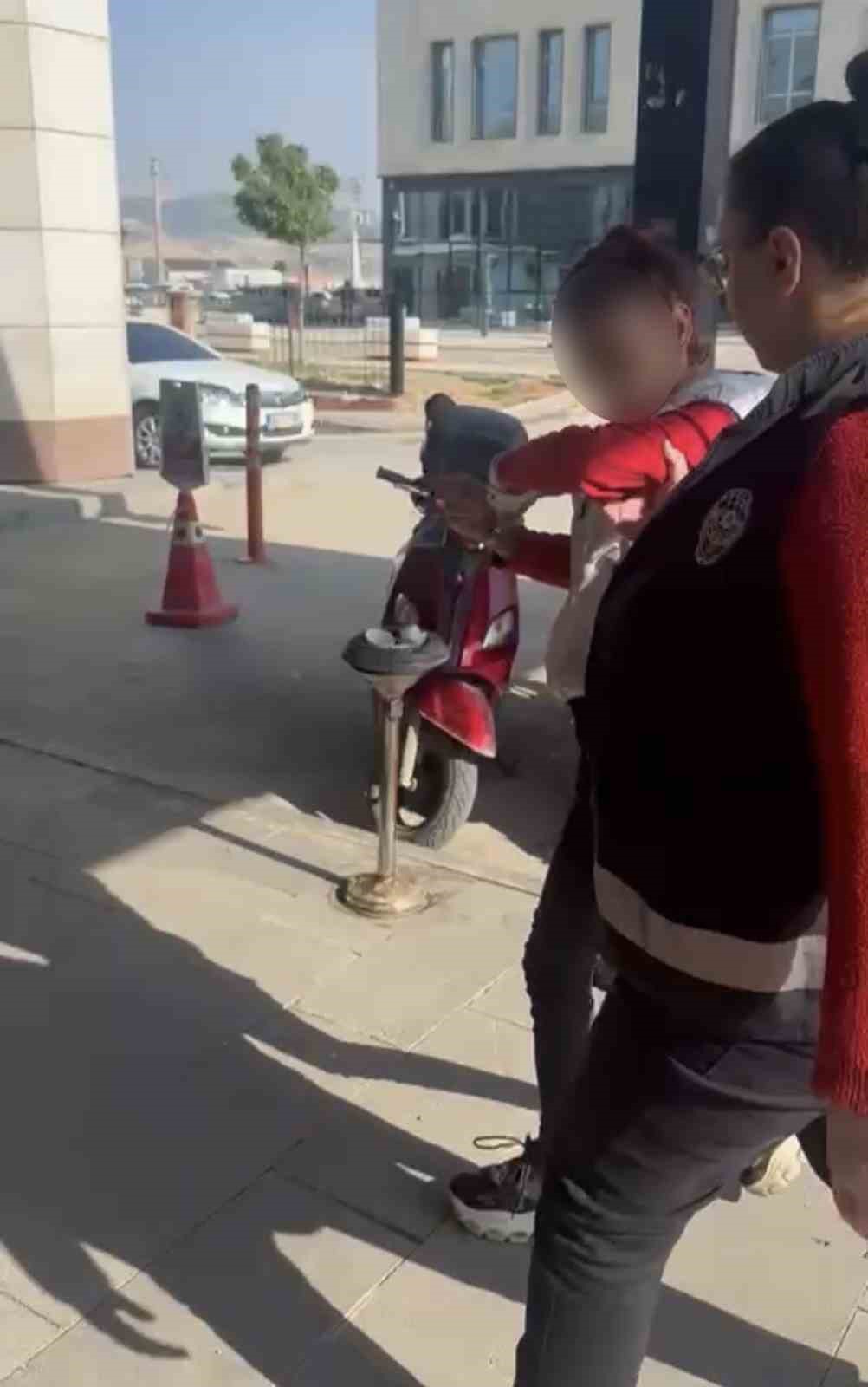 KEDİYE TAŞLA VURAN KADIN YAKALANDI