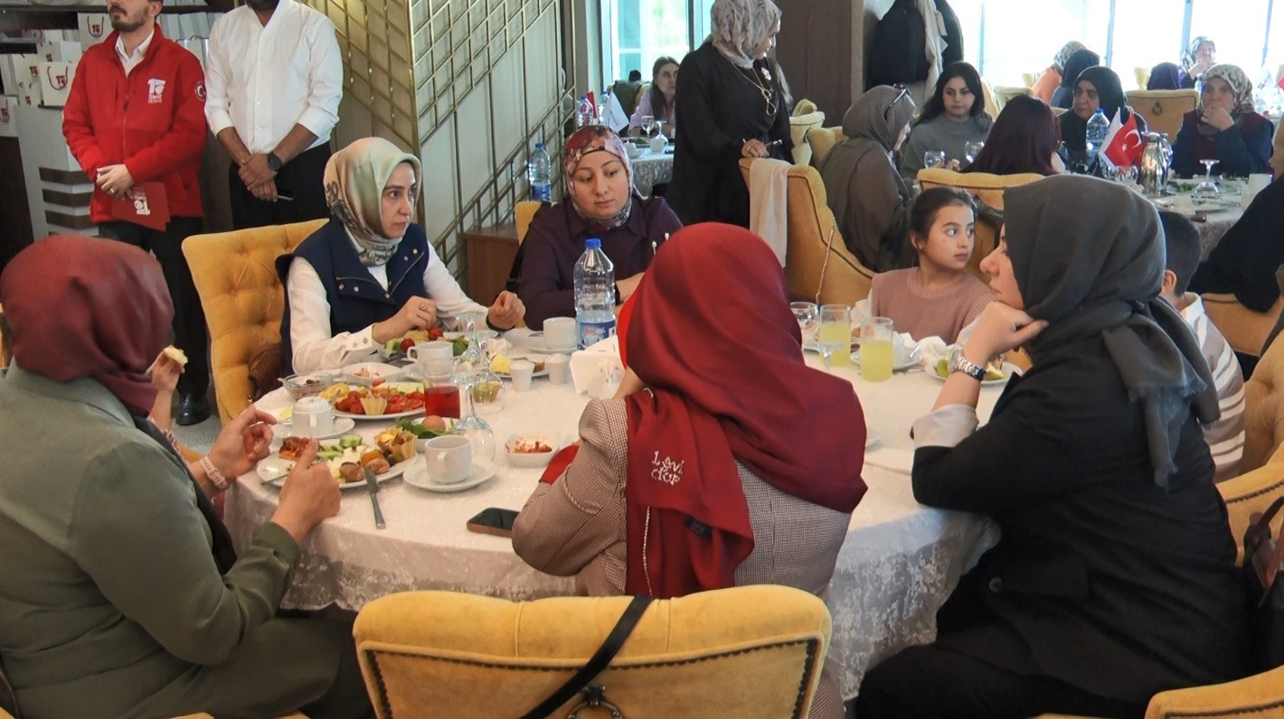 15 TEMMUZ ŞEHİTLERİNİN EŞLERİ ANKARA’DA BİR ARAYA GELDİ