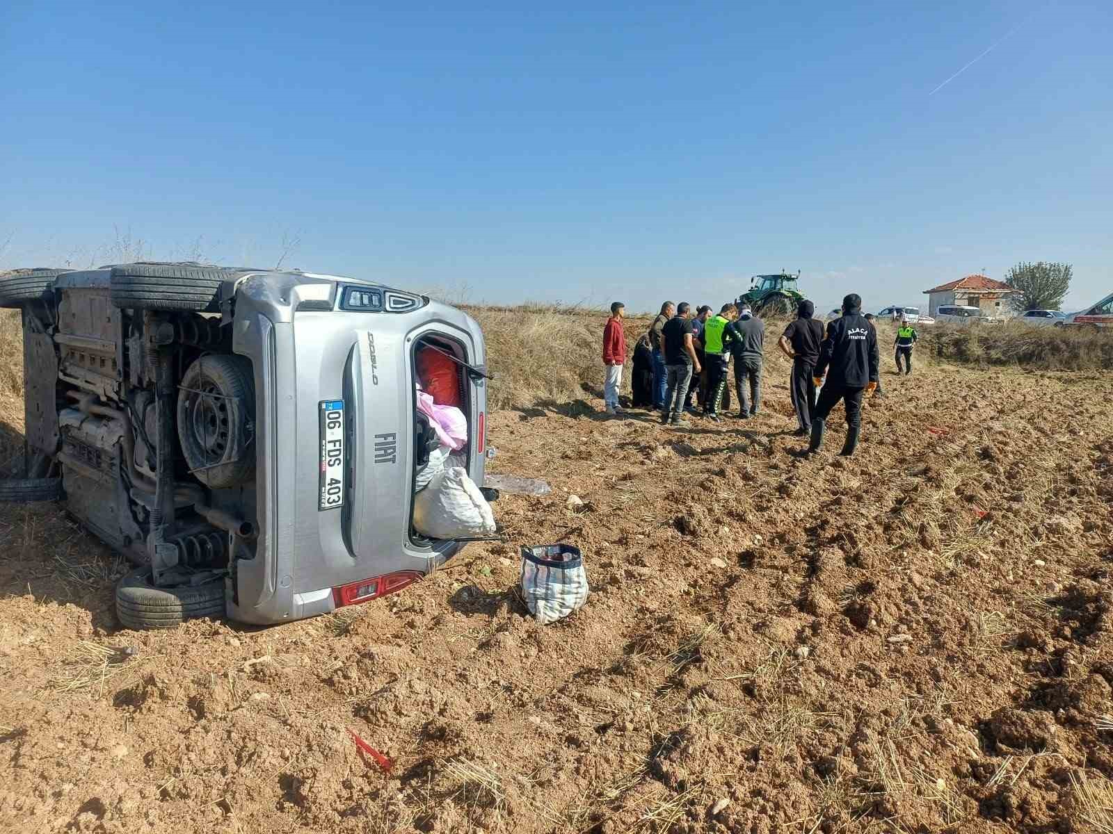 ÇORUM’DA BARİYERLERE ÇARPAN HAFİF TİCARİ ARAÇ TAKLA ATTI: 2 YARALI