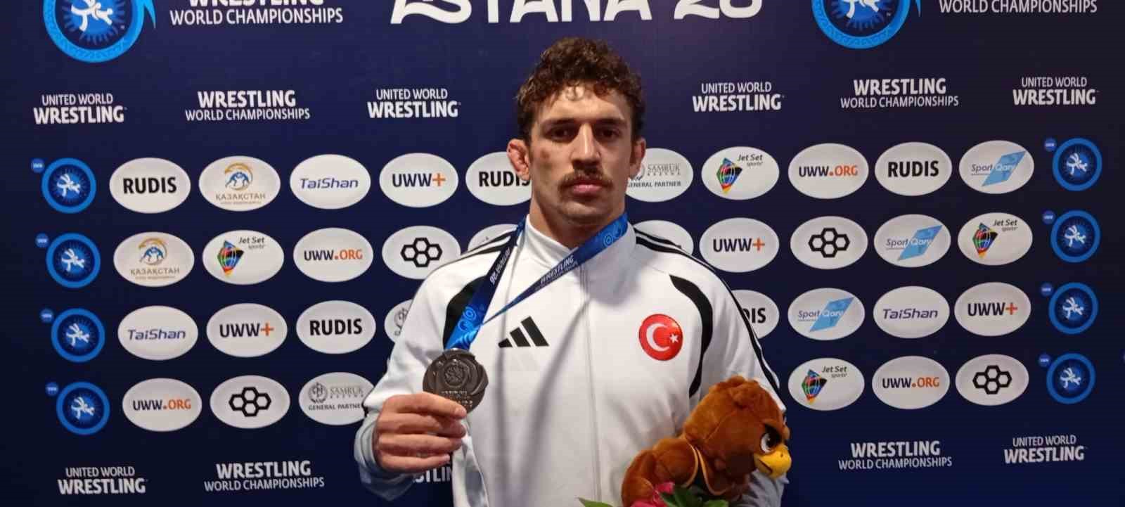 MİLLİ GÜREŞÇİ YÜKSEL SARIÇİÇEK DÜNYA İKİNCİSİ OLDU