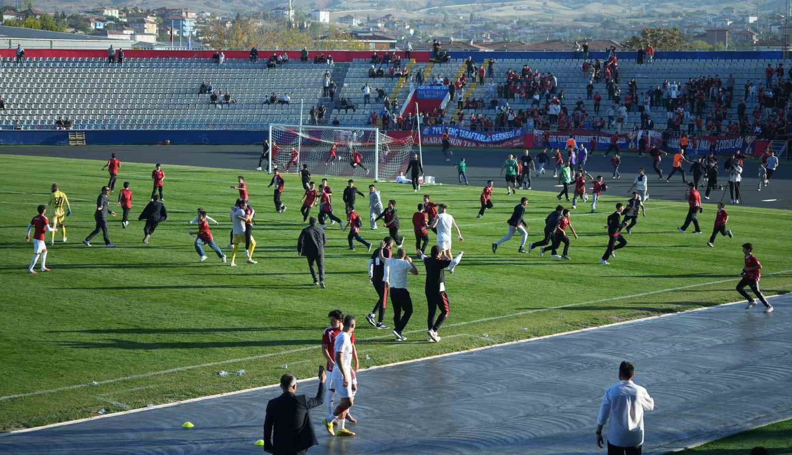 SON DAKİKA GOLÜNDE SAHA KARIŞTI: ÇOCUK TARAFTARLAR MAÇ DEVAM EDERKEN FUTBOLCULARA KOŞTU