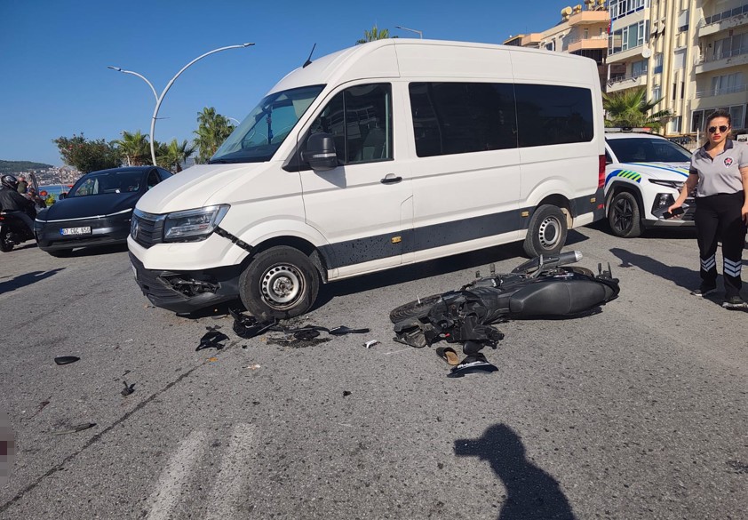ALANYA’DA MOTOSİKLET İLE MİNİBÜS ÇARPIŞTI: ÜNİVERSİTE ÖĞRENCİSİ GENÇ KIZ HAYATINI KAYBETTİ