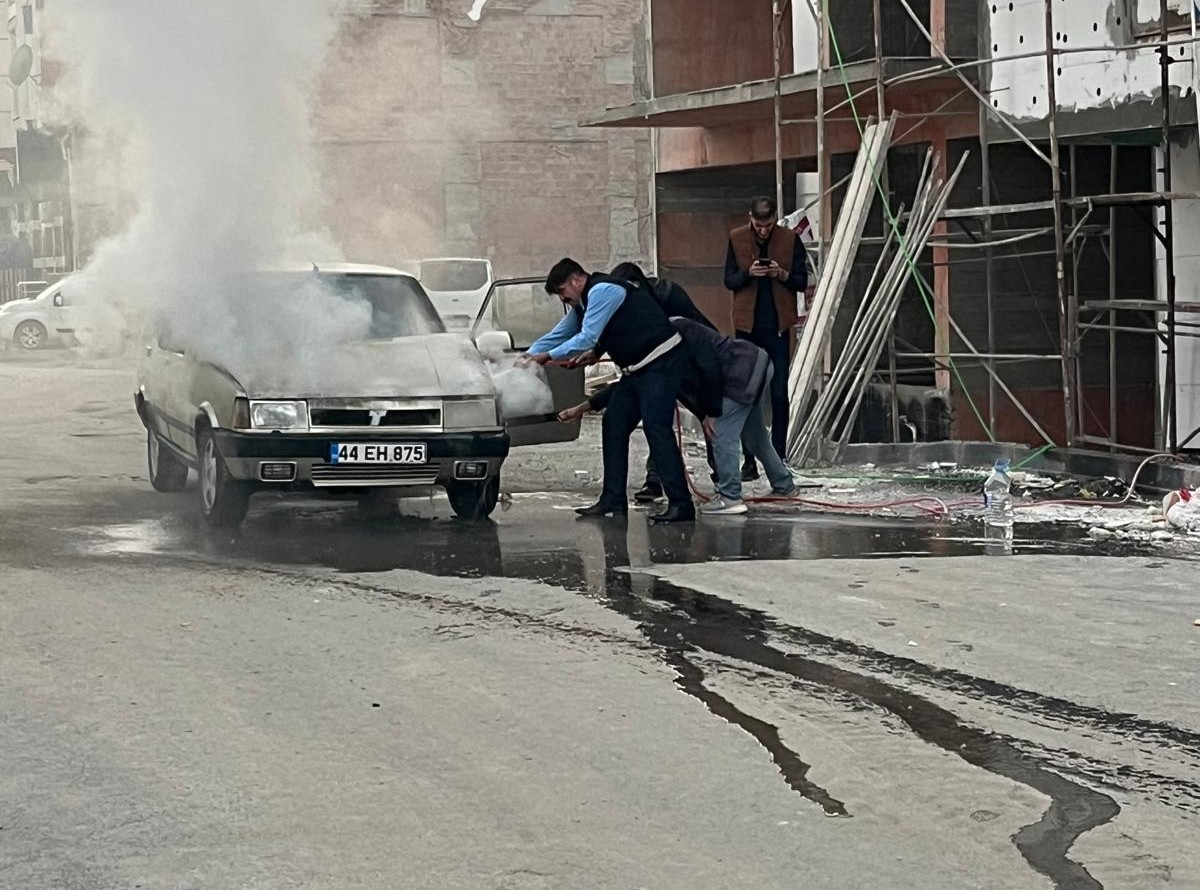 BATTALGAZİ’DE YANGIN ÇIKAN ARACA ZABITA EKİPLERİ MÜDAHALE ETTİ