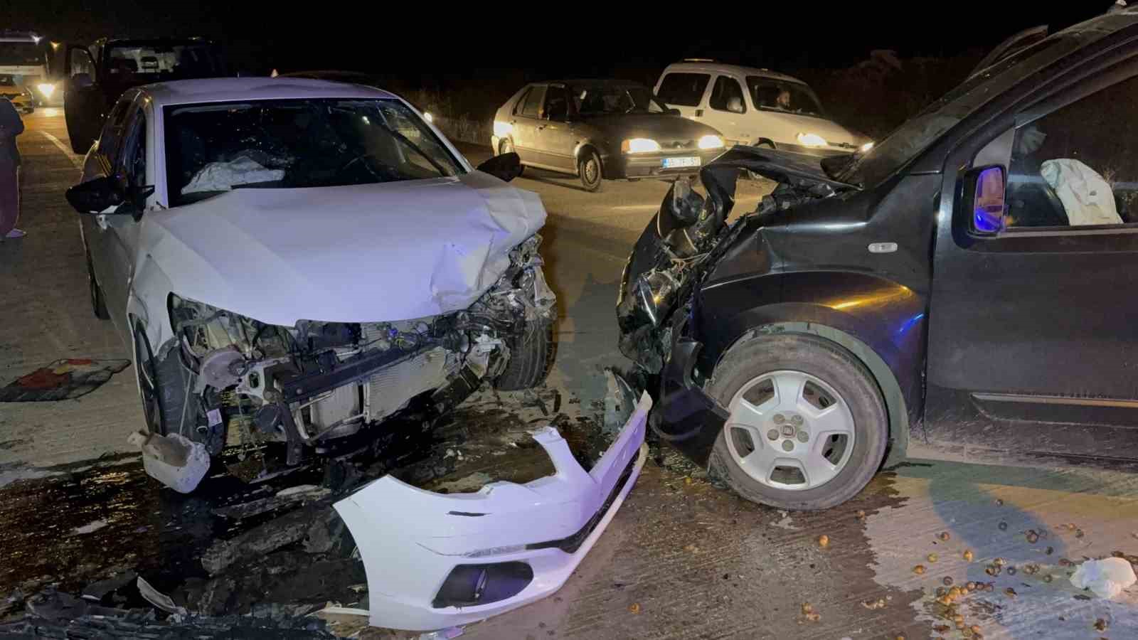 SAMSUN’DA OTOMOBİL İLE HAFİF TİCARİ ARAÇ ÇARPIŞTI: 5 YARALI